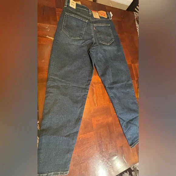 NWT Levi's High Waisted Mom Jean 29x29 - Picture 3 of 9